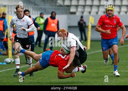 Bucarest, Romania. 9 novembre 2024. Il cileno Raimundo Martinez (L, davanti) affronta il canadese Petern Nelson (R, davanti) durante una partita internazionale di test di rugby tra Canada e Cile allo stadio Arcul de Triumf di Bucarest, Romania, 9 novembre 2024. Crediti: Cristian Cristel/Xinhua/Alamy Live News Foto Stock