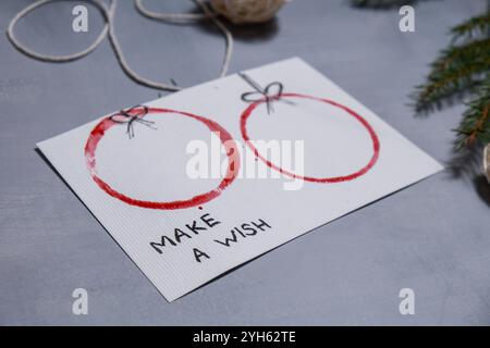 Palle di Natale regalo idea di Natale. Fai da te istruzioni cartolina decoro ecocompatibile. Fare a mano presenta i progetti fai da te per bambini. Vacanze in famiglia. Attività creativa Foto Stock