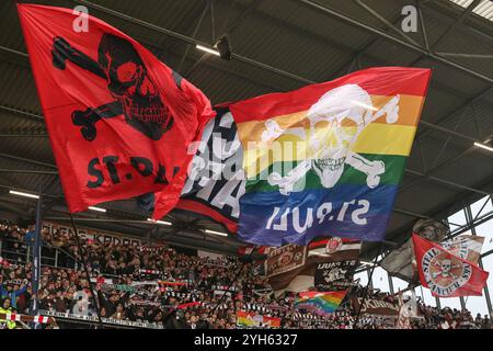 Amburgo, Germania. 9 novembre 2024. 1) Bundesliga - FC St. Pauli - FC Bayern München am 09.11.2024 im Millerntor-Stadion ad Amburgo Die St Pauli fans schwenken auf der Gegengerade St Pauli Schwenkfahnen mit Totenkopf foto: Osnapix i regolamenti DFL vietano qualsiasi uso di fotografie come sequenze di immagini e/o quasi-video crediti: dpa/Alamy Live News Foto Stock