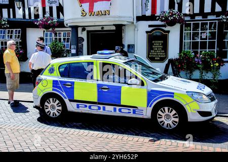 Auto della polizia a High Street, Hoddesdon, Hertfordshire, Inghilterra, Regno Unito Foto Stock