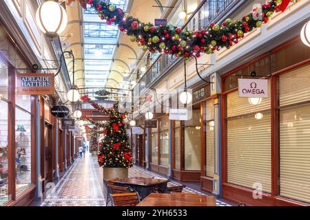 Alberi di Natale e decorazioni nella storica Adelaide Arcade, Rundell Mall, Adelaide, Australia meridionale, Australia Foto Stock