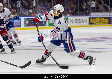 Rochester, New York, Stati Uniti. 8 novembre 2024. Il difensore dei Rochester Americans Ryan Johnson (23 anni) sparò nel secondo periodo contro l'Hartford Wolf Pack. I Rochester Americans ospitarono l'Hartford Wolf Pack in una partita della American Hockey League alla Blue Cross Arena di Rochester, New York. (Jonathan Tenca/CSM). Crediti: csm/Alamy Live News Foto Stock