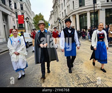 LONDRA, INGHILTERRA: 9 novembre 2024: Markus Leitner è un ambasciatore svizzero nel Regno Unito partecipa alla sfilata per la Worshipful Company of Feltmakers, Zunft zur Waag e la ZURICH City Police Band partecipano alla sfilata del Lord Mayor's Show nel 2024 a Londra, Regno Unito. (Foto di 李世惠/SEE li/Picture Capital) Foto Stock