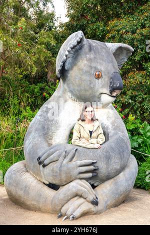 Giovane donna che posa alla statua del koala, Kangala Kangaroo and Wildlife Rescue, Kangaroo Island (Karta Pintingga), Australia meridionale, Australia Foto Stock