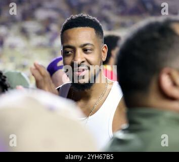 Baton Rouge, Stati Uniti. 9 novembre 2024. La guardia dei New Orleans Pelicans C.J. McCullom visita le linee laterali durante una partita di football della Southeastern Conference al Tiger Stadium sabato 9 novembre 2024 a Baton Rouge, Louisiana. (Foto di Peter G. Forest/Sipa USA) credito: SIPA USA/Alamy Live News Foto Stock