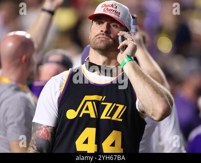 Baton Rouge, Stati Uniti. 9 novembre 2024. L'ex defensive lineman della NFL Chris Long visita le linee laterali durante una partita di football della Southeastern Conference al Tiger Stadium sabato 9 novembre 2024 a Baton Rouge, Louisiana. (Foto di Peter G. Forest/Sipa USA) credito: SIPA USA/Alamy Live News Foto Stock