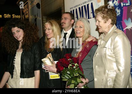 NEW YORK, NY- MARZO 29: Daisy Bevan, Joely Richardson, Carlo Gabriel Nero, Vanessa Redgrave e Lynn Redgrave lasciano il teatro dopo la notte di apertura dell'anno del pensiero magico al Booth Theatre il 29 marzo 2007 a New York. Crediti: Joseph Marzullo/MediaPunch Foto Stock