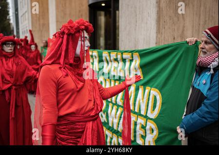 Londra, Regno Unito. 9 novembre 2024. I Red Rebels di Londra si uniscono alla dimostrazione fuori dall'edificio Shell. I Red Rebels di Londra, i London Drummers, Extinction Rebellion e gli Ogoni Solidarity si sono riuniti all'esterno dell'edificio Shell di Londra per manifestare in occasione del 29° anniversario della morte degli Ogoni Nine. (Foto di David Tramontan/SOPA Images/Sipa USA) credito: SIPA USA/Alamy Live News Foto Stock