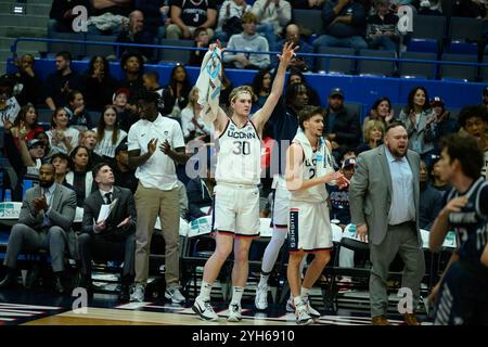 Hartford, Connecticut, Stati Uniti. 9 novembre 2024. U Conn Bench festeggia durante la partita di pallacanestro NCAA tra i Wildcats del New Hampshire all'UConn Huskies (3) al ZL Center di Hartford CT (immagine di credito: © James Patrick Cooper/ZUMA Press Wire) SOLO PER USO EDITORIALE! Non per USO commerciale! Foto Stock