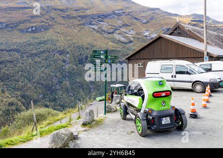 Auto elettriche a due posti Renault Twizy a noleggio da emobility a Geiranger, per esplorare l'area patrimonio mondiale intorno a geirangerfjord, Norvegia Foto Stock