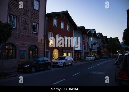 Golling an der Salzach, Austria - 27 giugno 2021: Strada con edifici e automobili a Golling an der Salzach in una serata estiva. Foto Stock