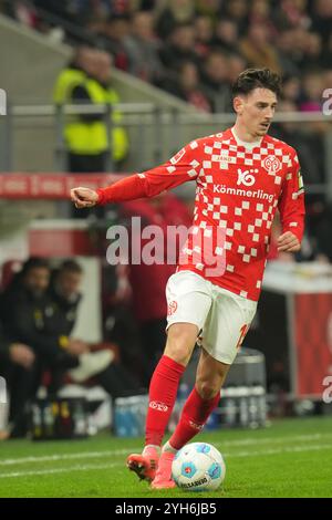 Mainz, Germania. 9 novembre 2024. Calcio: Bundesliga, FSV Mainz 05 - Borussia Dortmund, giorno 10, Anthony Caci da Magonza. Credito: Thomas Frey/dpa - NOTA IMPORTANTE: In conformità con le normative della DFL German Football League e della DFB German Football Association, è vietato utilizzare o far utilizzare fotografie scattate nello stadio e/o della partita sotto forma di immagini sequenziali e/o serie di foto video./dpa/Alamy Live News Foto Stock