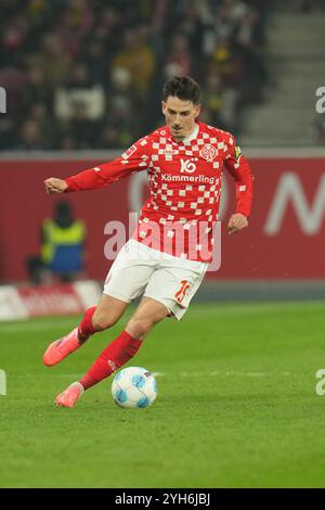 Mainz, Germania. 9 novembre 2024. Calcio: Bundesliga, FSV Mainz 05 - Borussia Dortmund, giorno 10, Anthony Caci da Magonza. Credito: Thomas Frey/dpa - NOTA IMPORTANTE: In conformità con le normative della DFL German Football League e della DFB German Football Association, è vietato utilizzare o far utilizzare fotografie scattate nello stadio e/o della partita sotto forma di immagini sequenziali e/o serie di foto video./dpa/Alamy Live News Foto Stock