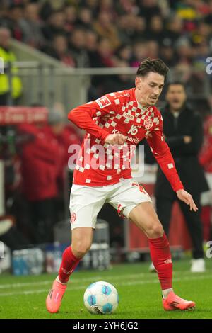 Mainz, Germania. 9 novembre 2024. Calcio: Bundesliga, FSV Mainz 05 - Borussia Dortmund, giorno 10, Anthony Caci da Magonza. Credito: Thomas Frey/dpa - NOTA IMPORTANTE: In conformità con le normative della DFL German Football League e della DFB German Football Association, è vietato utilizzare o far utilizzare fotografie scattate nello stadio e/o della partita sotto forma di immagini sequenziali e/o serie di foto video./dpa/Alamy Live News Foto Stock