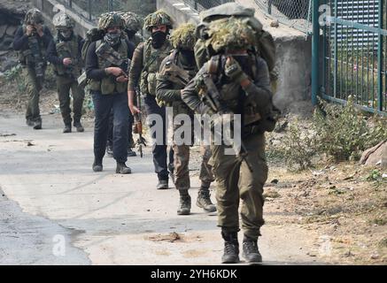 Srinagar, Jammu e Kashmir, India. 10 novembre 2024. Tropper para vicino al sito di incontro a Ishber Nishat a Srinagar. (Credit Image: © Basit Zargar/ZUMA Press Wire) SOLO PER USO EDITORIALE! Non per USO commerciale! Crediti: ZUMA Press, Inc./Alamy Live News Foto Stock