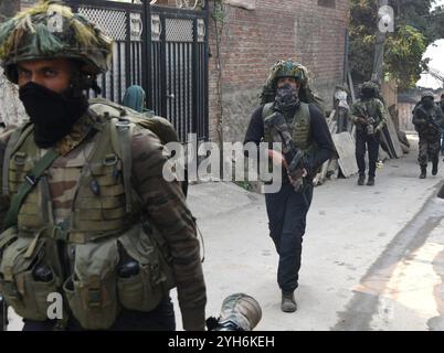 Srinagar, Jammu e Kashmir, India. 10 novembre 2024. Tropper para vicino al sito di incontro a Ishber Nishat a Srinagar. (Credit Image: © Basit Zargar/ZUMA Press Wire) SOLO PER USO EDITORIALE! Non per USO commerciale! Crediti: ZUMA Press, Inc./Alamy Live News Foto Stock