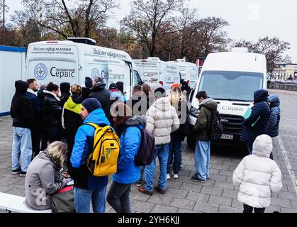 Monaco, Germania. 9 novembre 2024. Gli ucraini stanno aspettando il loro turno per il servizio presso il Centro servizi. Come risultato dell'aggressione russa, oltre 6 milioni di ucraini sono diventati rifugiati, e più di un milione di loro vivono in Germania. Per loro comodità, sono stati utilizzati punti mobili del documento aziendale statale, dove possono ricevere carte d'identità, un passaporto ucraino e ripristinare le patenti di guida perse. Uno di questi punti opera nella capitale della Baviera, Monaco. Credito: SOPA Images Limited/Alamy Live News Foto Stock