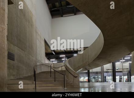 Londra, Regno Unito - 07 novembre 2023 - scalinata a spirale in cemento con volo curvo presso il Blavatnik Building dell'estensione Tate Modern Switch House. Curva principale interna Foto Stock