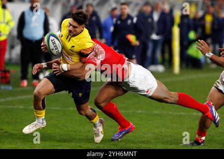 Bucarest, Romania. 9 novembre 2024. Taniela Filimone (R) di Tonga sfida con il Corrado Stetco della Romania durante la loro partita internazionale di test di rugby allo stadio Arcul de Triumf di Bucarest, Romania, 9 novembre 2024. Crediti: Cristian Cristel/Xinhua/Alamy Live News Foto Stock