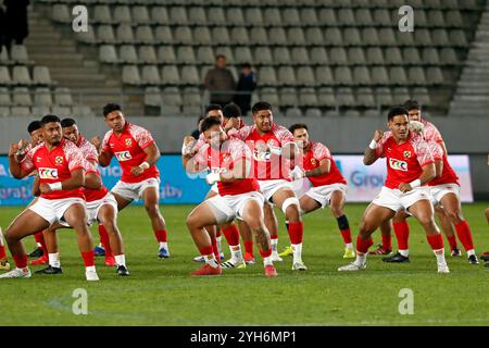 Bucarest, Romania. 9 novembre 2024. I giocatori del Tonga si esibiscono nella tradizionale sfida dance Sipi Tau prima della partita internazionale di rugby contro la Romania allo stadio Arcul de Triumf di Bucarest, Romania, 9 novembre 2024. Crediti: Cristian Cristel/Xinhua/Alamy Live News Foto Stock