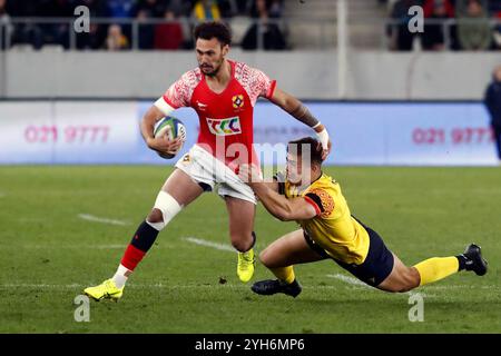 Bucarest, Romania. 9 novembre 2024. William Havili (L) di Tonga sfida il rumeno Mihai Graure durante la partita internazionale di test di rugby allo stadio Arcul de Triumf di Bucarest, Romania, 9 novembre 2024. Crediti: Cristian Cristel/Xinhua/Alamy Live News Foto Stock