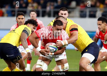 Bucarest, Romania. 9 novembre 2024. Tupou Afungia (C) di Tonga sfida con Jason Tomane (L) e Alexandru Savin (R) rumeni durante la loro partita internazionale di test di rugby allo stadio Arcul de Triumf di Bucarest, Romania, 9 novembre 2024. Crediti: Cristian Cristel/Xinhua/Alamy Live News Foto Stock