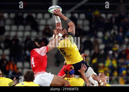 Bucarest, Romania. 9 novembre 2024. Taniela Filimone (L) di Tonga sfida con il romeno Florian Rosu durante la loro partita internazionale di test di rugby allo stadio Arcul de Triumf di Bucarest, Romania, 9 novembre 2024. Crediti: Cristian Cristel/Xinhua/Alamy Live News Foto Stock