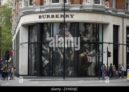 Foto datata 29/04/14, di una vista generale di un negozio Burberry a Knightsbridge, Londra. Si prevede che le vendite di Burberry diminuiranno di circa un quinto la prossima settimana, mentre il rivenditore di moda in difficoltà continua ad affrontare un rallentamento del mercato del lusso tra le segnalazioni di una possibile acquisizione. La società, che ha recentemente rinunciato al FTSE 100 a causa del calo del prezzo delle azioni, annuncerà i risultati del primo semestre il 14 novembre. Gli analisti si aspettano che le vendite raggiungano circa 1,1 miliardi di sterline per il primo semestre, un livello significativamente inferiore rispetto allo stesso periodo dell'anno scorso. Data di pubblicazione: Domenica 10 novembre 2024. Foto Stock