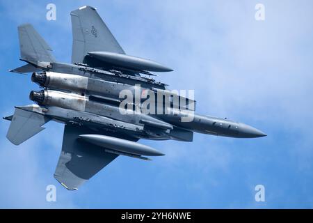 Un F-15E Strike Eagle vola sopra la Royal Air Force Lakenheath, Inghilterra, 19 aprile. Gli Strike Eagles sono stati assegnati alla RAF Lakenheath per 25 anni. (USA Foto Stock