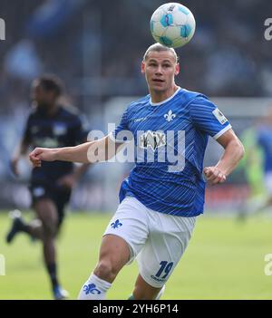 Darmstadt, Germania. 9 novembre 2024. 09.11.2024, xdcx, Fussball 2. Bundesliga, SV Darmstadt 98 - Hertha BSC Berlin, emonline, emspor, despor, v.l., FYNN LAKENMACHER (SV DARMSTADT 98) LE NORMATIVE DFL/DFB VIETANO QUALSIASI USO DI FOTOGRAFIE COME SEQUENZE DI IMMAGINI E/O QUASI-VIDEO. Credito: dpa/Alamy Live News Foto Stock