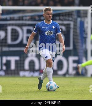 Darmstadt, Germania. 9 novembre 2024. 09.11.2024, xdcx, Fussball 2. Bundesliga, SV Darmstadt 98 - Hertha BSC Berlin, emonline, emspor, despor, v.l., ANDREAS MÜLLER (SV DARMSTADT 98) LE NORMATIVE DFL/DFB VIETANO QUALSIASI USO DI FOTOGRAFIE COME SEQUENZE DI IMMAGINI E/O QUASI-VIDEO. Credito: dpa/Alamy Live News Foto Stock