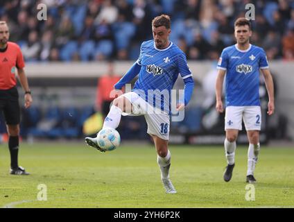 Darmstadt, Germania. 9 novembre 2024. 09.11.2024, xdcx, Fussball 2. Bundesliga, SV Darmstadt 98 - Hertha BSC Berlin, emonline, emspor, despor, v.l., PHILIPP FÖRSTER (SV DARMSTADT 98) LE NORMATIVE DFL/DFB VIETANO QUALSIASI USO DI FOTOGRAFIE COME SEQUENZE DI IMMAGINI E/O QUASI-VIDEO. Credito: dpa/Alamy Live News Foto Stock