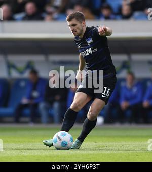 Darmstadt, Germania. 9 novembre 2024. 09.11.2024, xdcx, Fussball 2. Bundesliga, SV Darmstadt 98 - Hertha BSC Berlin, emonline, emspor, despor, v.l., JONJOE KELLY (HERTHA BSC BERLIN) LE NORMATIVE DFL/DFB VIETANO QUALSIASI USO DI FOTOGRAFIE COME SEQUENZE DI IMMAGINI E/O QUASI-VIDEO. Credito: dpa/Alamy Live News Foto Stock