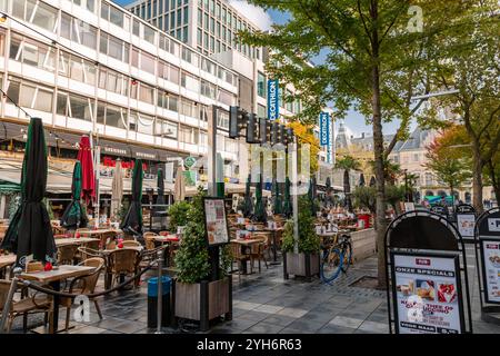 Rotterdam, Paesi Bassi - 10 ottobre 2021: La Lijnbaan è la principale via dello shopping di Rotterdam. Fu inaugurato nel 1953. Foto Stock