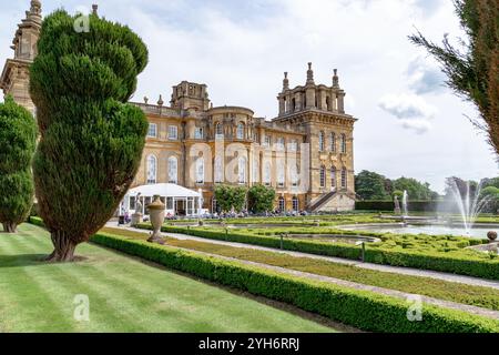 WOODSTOCK, GRAN BRETAGNA - 21 MAGGIO 2014: Fa parte del complesso del palazzo e del parco del Blenheim Palace, che si chiama Water Terraces. Foto Stock