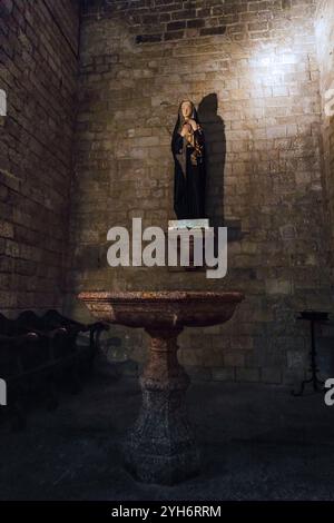 BARCELLONA, SPAGNA - 17 MAGGIO. 2017: Questo è il battistero con la statua di Santa Rita da Cascia all'interno della Basilica di Santa Maria del Mar Foto Stock