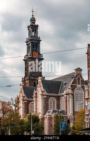 Amsterdam, NL, 10 ottobre 2021: La Westerkerk è una chiesa riformata all'interno del calvinismo protestante olandese nel centro di Amsterdam. Si trova al livello più occidentale Foto Stock