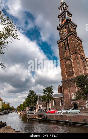 Amsterdam, NL, 10 ottobre 2021: La Westerkerk è una chiesa riformata all'interno del calvinismo protestante olandese nel centro di Amsterdam. Si trova al livello più occidentale Foto Stock