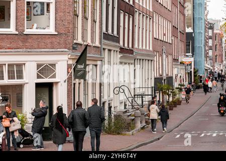 Amsterdam, NL, 10 ottobre 2021: Tipici edifici olandesi e strade panoramiche di Amsterdam, la capitale dei Paesi Bassi. Foto Stock