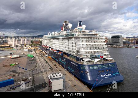 Nave da crociera la Mein Schiff 3 operata da TUI Crociere ormeggiate nel porto di Oslo Norvegia, Europa, 2024 con il museo del munch sullo sfondo Foto Stock