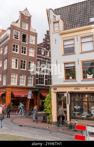 Amsterdam, NL, 10 ottobre 2021: Tipici edifici olandesi e strade panoramiche di Amsterdam, la capitale dei Paesi Bassi. Foto Stock