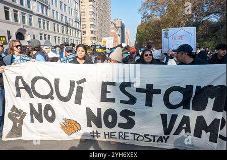 New York, Stati Uniti. 9 novembre 2024. Immigrati e attivisti si riuniscono fuori dal Trump International Hotel and Tower per una manifestazione e una marcia contro l'imminente amministrazione Trump e le sue proposte di deportazioni di massa di immigrati senza documenti a New York City. Credito: SOPA Images Limited/Alamy Live News Foto Stock