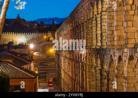 Panorama panoramico aereo di Segovia dell'antico acquedotto romano di Segovia illuminato al crepuscolo. Panorama di Segovia su Plaza Azoguejo in Spagna. Foto Stock