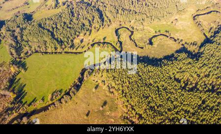 Affluente del fiume Salcia al fiume Merkys, Lituania, Valkininkai. Vista dall'alto Foto Stock
