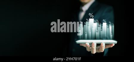 Concetto di aumento percentuale. Un uomo d'affari con un grafico a barre percentuale crescente su un tablet che rappresenta l'aumento del ritorno sugli investimenti, del tasso di interesse, io Foto Stock
