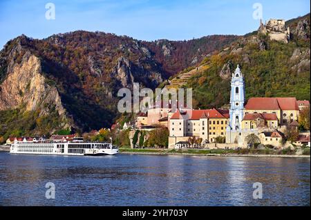 Panorama di Durnstein con nave sul Danubio nella bassa Austria, Austria Foto Stock