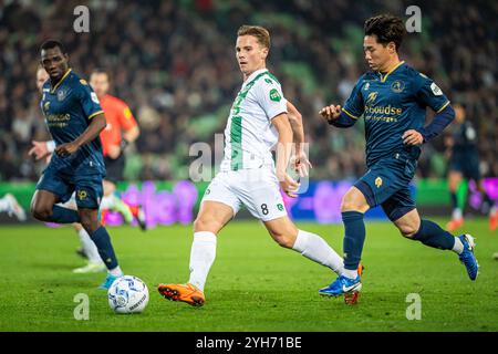 GRONINGEN, 09-11-2024, Euroborg Stadium , stagione 2024 / 2025 , Eredivisie olandese partita di calcio tra FC Groningen e Sparta. Il giocatore del Groningen Johan Hove 8, lo Sparta Shunsuke Mito Foto Stock