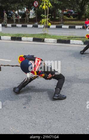 Brimob sta eseguendo un'azione dance prima di aprire la formazione per l'evento Balikpapan City Marching band, 9 novembre 2024, East Kalimantan, Indonesia Foto Stock