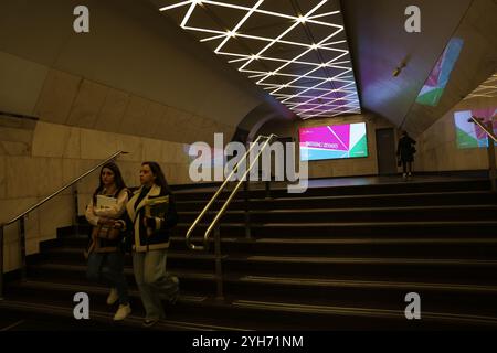 Baku, Azerbaigian, Azerbaigian. 10 novembre 2024. Annunci di COP29 nella metropolitana di Baku Azerbaijan. (Credit Image: © Bianca Otero/ZUMA Press Wire) SOLO PER USO EDITORIALE! Non per USO commerciale! Foto Stock