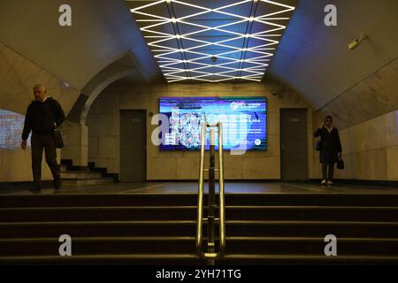 Baku, Azerbaigian, Azerbaigian. 10 novembre 2024. Annunci di COP29 nella metropolitana di Baku Azerbaijan. (Credit Image: © Bianca Otero/ZUMA Press Wire) SOLO PER USO EDITORIALE! Non per USO commerciale! Foto Stock